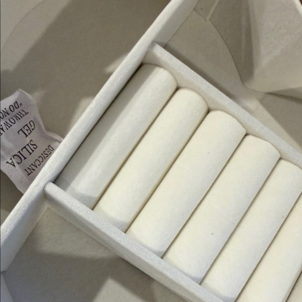 Elegant Cream Heart-Shaped Jewelry Box - Picture 11 of 12